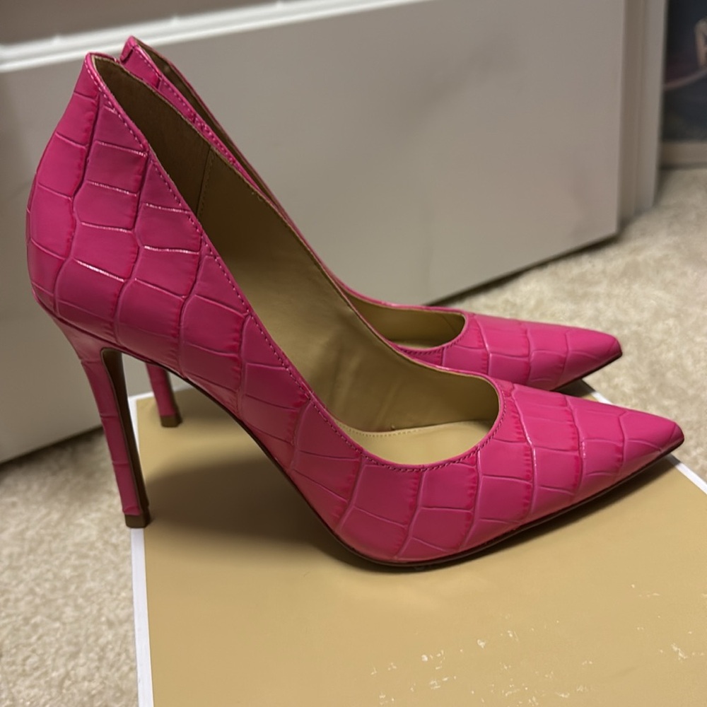 Hot pink pumps - Picture 2 of 3